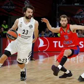 Llull bota el balón ante la defensa de Sergio Rodríguez Llull bota el balón ante la defensa de Sergio Rodríguez