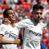 Ben Yedder y Munir se abrazan para festejar el gol del Sevilla