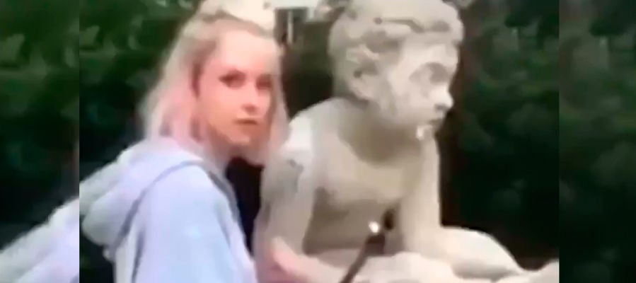 Una influencer destruye una estatua Una influencer destruye una estatua