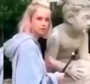 Una influencer destruye una estatua Una influencer destruye una estatua