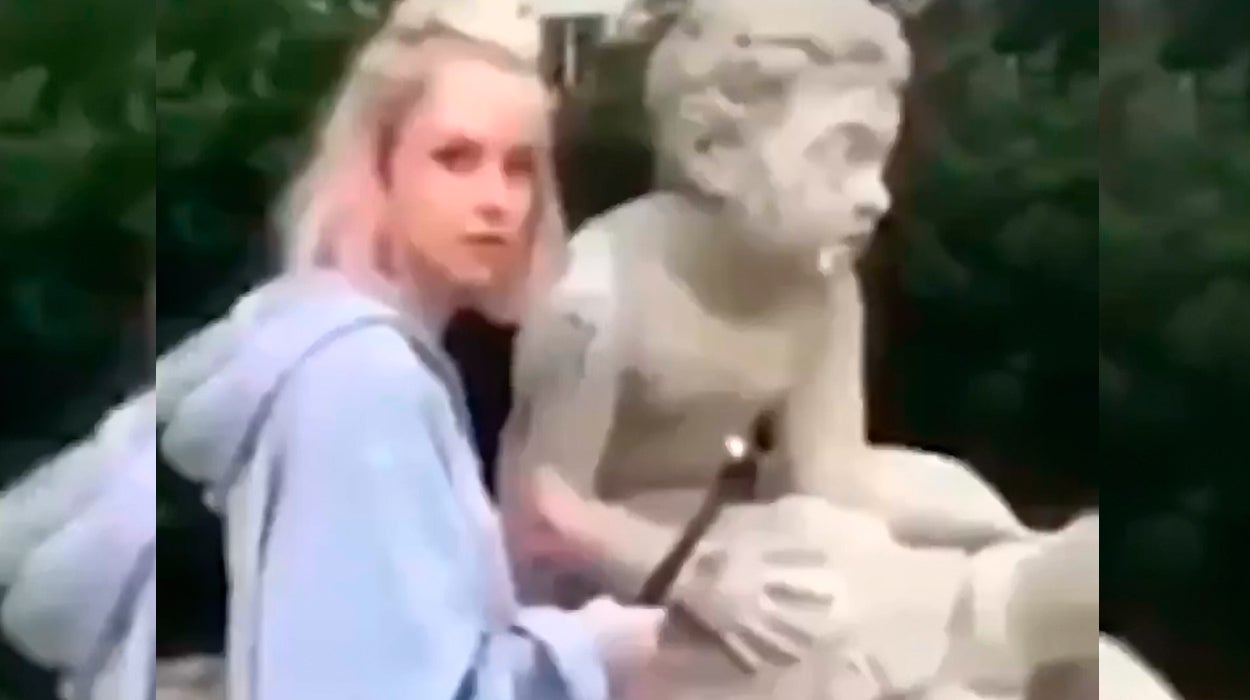 Una influencer destruye con un martillo una estatua de 200 años de antigüedad Una influencer destruye con un martillo una estatua de 200 años de antigüedad