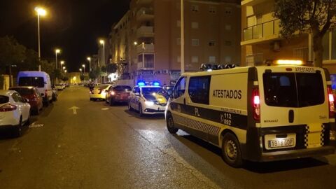 Unidades de la Polic&iacute;a Local de Elche interceptan un veh&iacute;culo el pasado mes de mayo.