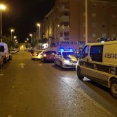 Unidades de la Policía Local de Elche interceptan un vehículo el pasado mes de mayo.