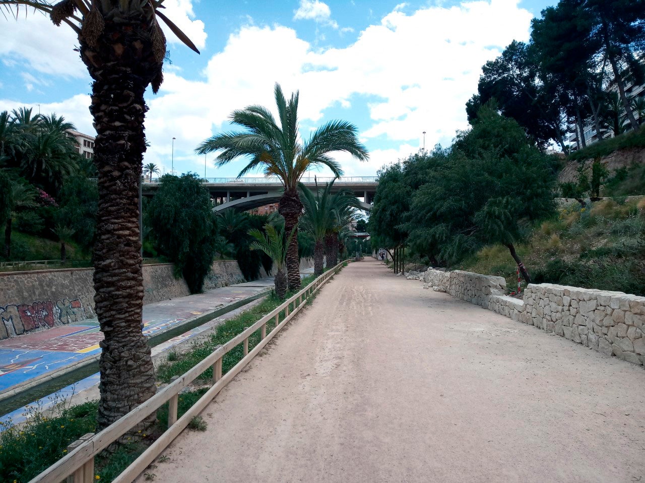 Ilicitanos por Elche promete una actuación integral en la ladera del río dotándola de aseos e iluminándola en su totalidad Ilicitanos por Elche promete una actuación integral en la ladera del río dotándola de aseos e iluminándola en su totalidad