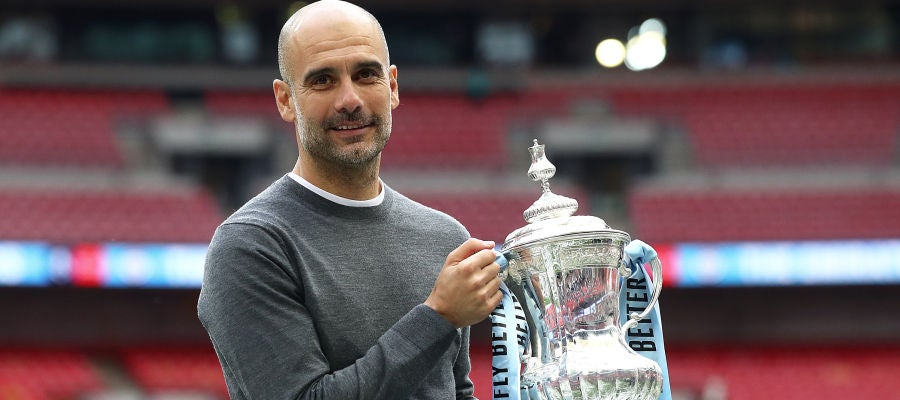 Guardiola posa sonriente con el trofeo de la FA Cup Guardiola posa sonriente con el trofeo de la FA Cup