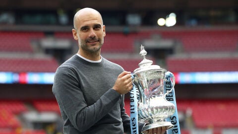 Guardiola posa sonriente con el trofeo de la FA Cup