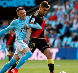 El delantero del Celta de Vigo, Iago Aspas y Emiliano Daniel Velázquez, del Rayo Vallecano. El delantero del Celta de Vigo, Iago Aspas y Emiliano Daniel Velázquez, del Rayo Vallecano.