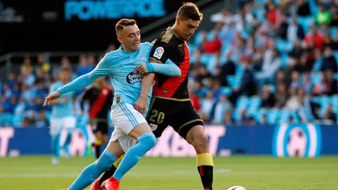 El delantero del Celta de Vigo, Iago Aspas y Emiliano Daniel Velázquez, del Rayo Vallecano. El delantero del Celta de Vigo, Iago Aspas y Emiliano Daniel Velázquez, del Rayo Vallecano.