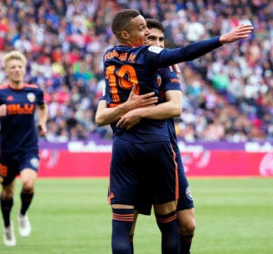 Rodrigo y Guedes celebran el gol del Valencia Rodrigo y Guedes celebran el gol del Valencia