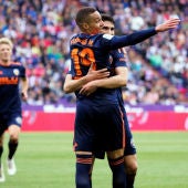 Rodrigo y Guedes celebran el gol del Valencia