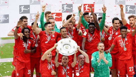 Los futbolistas del Bayern levantan el t&iacute;tulo de la Bundesliga
