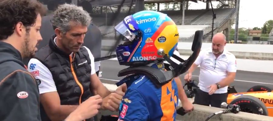 Fernando Alonso, antes de subirse al coche en Indianápolis Fernando Alonso, antes de subirse al coche en Indianápolis