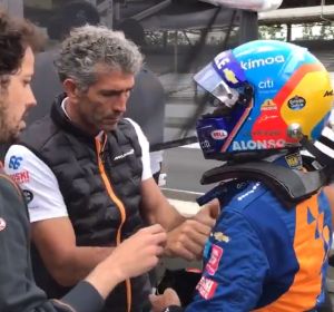 Fernando Alonso, antes de subirse al coche en Indianápolis Fernando Alonso, antes de subirse al coche en Indianápolis