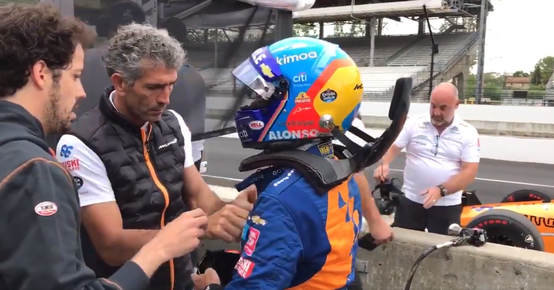 McLaren pide perdón a Fernando Alonso y confirma que no comprarán una plaza: "No lo haremos, queremos ganarnos un sitio en la parrilla" McLaren pide perdón a Fernando Alonso y confirma que no comprarán una plaza: "No lo haremos, queremos ganarnos un sitio en la parrilla"