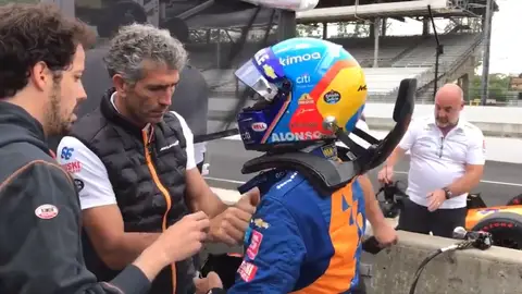 Fernando Alonso, antes de subirse al coche en Indianápolis Fernando Alonso, antes de subirse al coche en Indianápolis