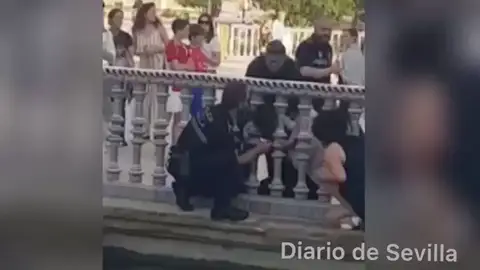Rescatan a un niño atrapado entre unos barrotes de estanque de Plaza España de Sevilla Rescatan a un niño atrapado entre unos barrotes de estanque de Plaza España de Sevilla