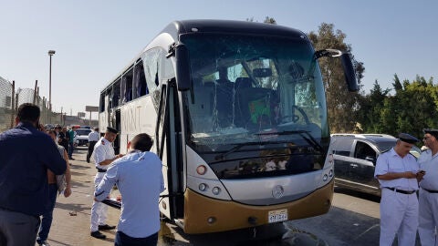 Imagen del autob&uacute;s da&ntilde;ado por la explosi&oacute;n