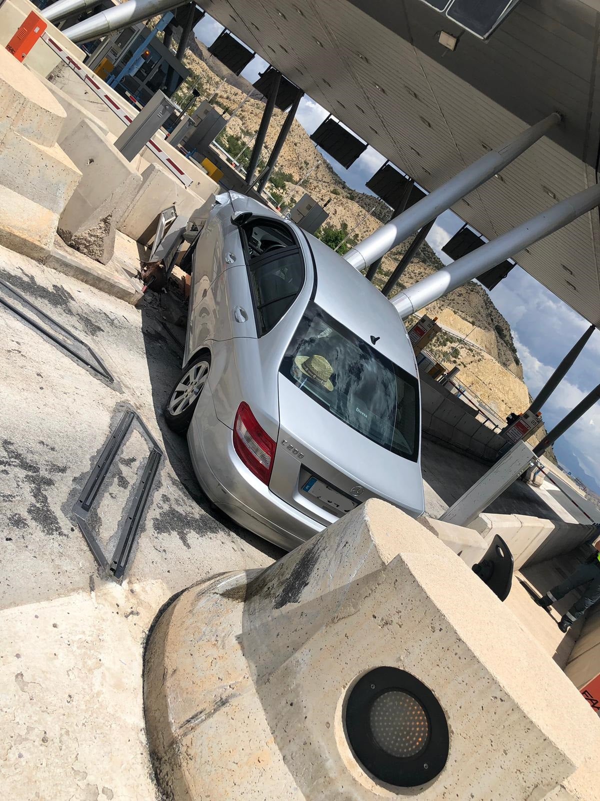 Un matrimonio de avanzada edad resulta herido en un accidente en el peaje de acceso a la AP-7 en Monforte del Cid Un matrimonio de avanzada edad resulta herido en un accidente en el peaje de acceso a la AP-7 en Monforte del Cid