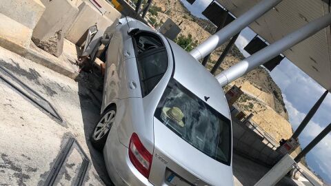 Coche accidentado en el acceso al peaje de la AP-7 en Monforte del Cid.