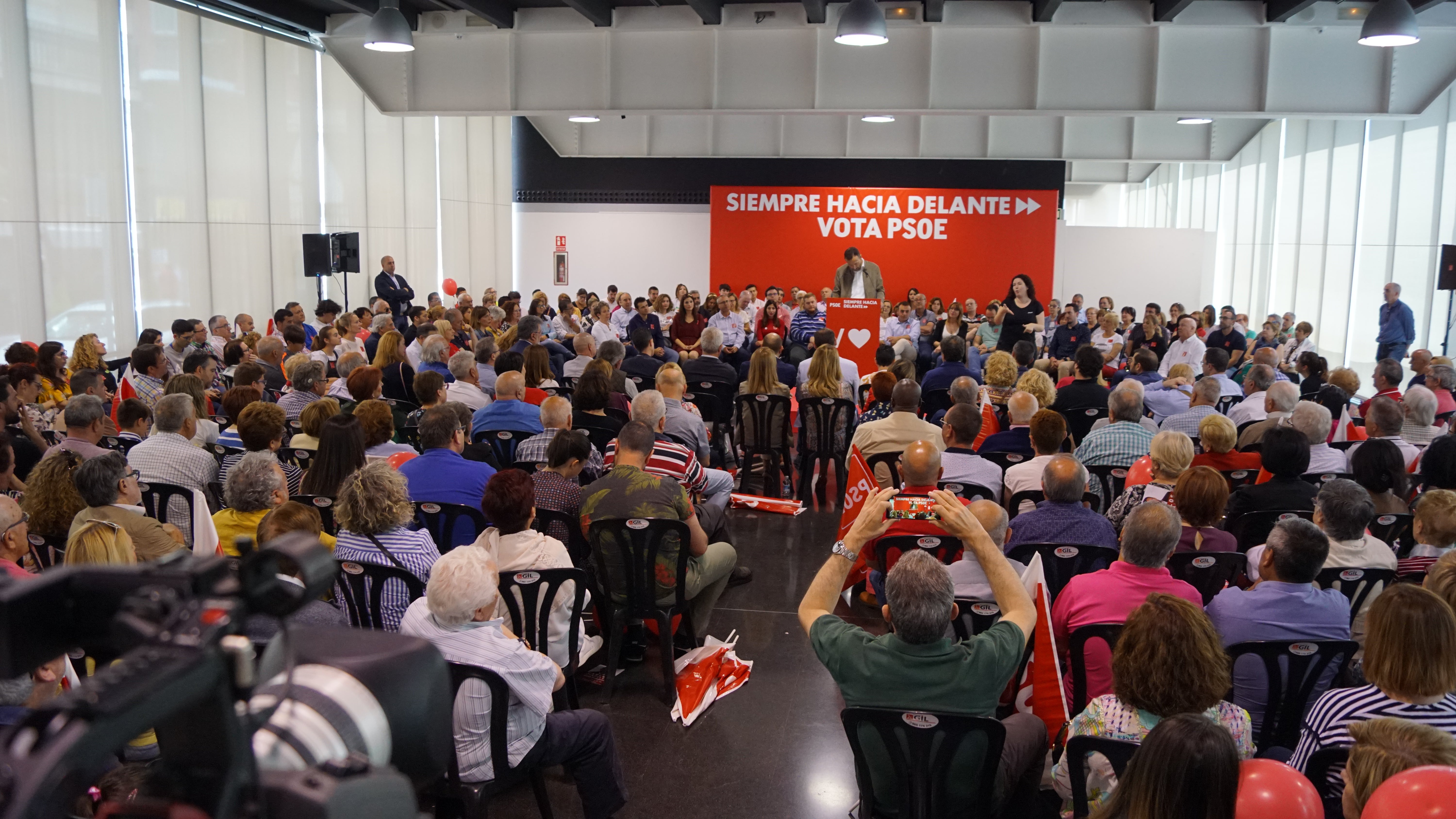 El PSOE de Elche pide a los indecisos de Podemos y Ciudadanos que voten la opción socialista El PSOE de Elche pide a los indecisos de Podemos y Ciudadanos que voten la opción socialista