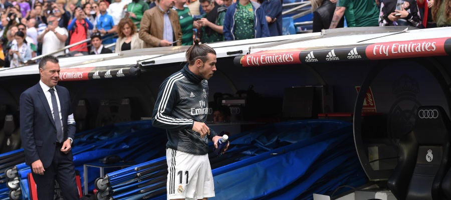 Gareth Bale se dirige al banquillo en el Santiago Bernabéu Gareth Bale se dirige al banquillo en el Santiago Bernabéu