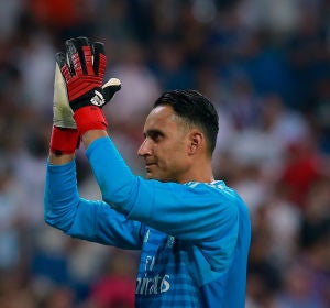 Keylor Navas aplaude a la afición en el Santiago Bernabéu Keylor Navas aplaude a la afición en el Santiago Bernabéu