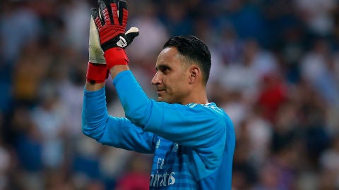 Keylor Navas aplaude a la afici&oacute;n en el Santiago Bernab&eacute;u