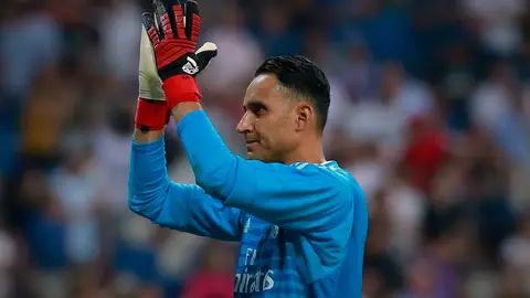 Keylor Navas aplaude a la afición en el Santiago Bernabéu Keylor Navas aplaude a la afición en el Santiago Bernabéu