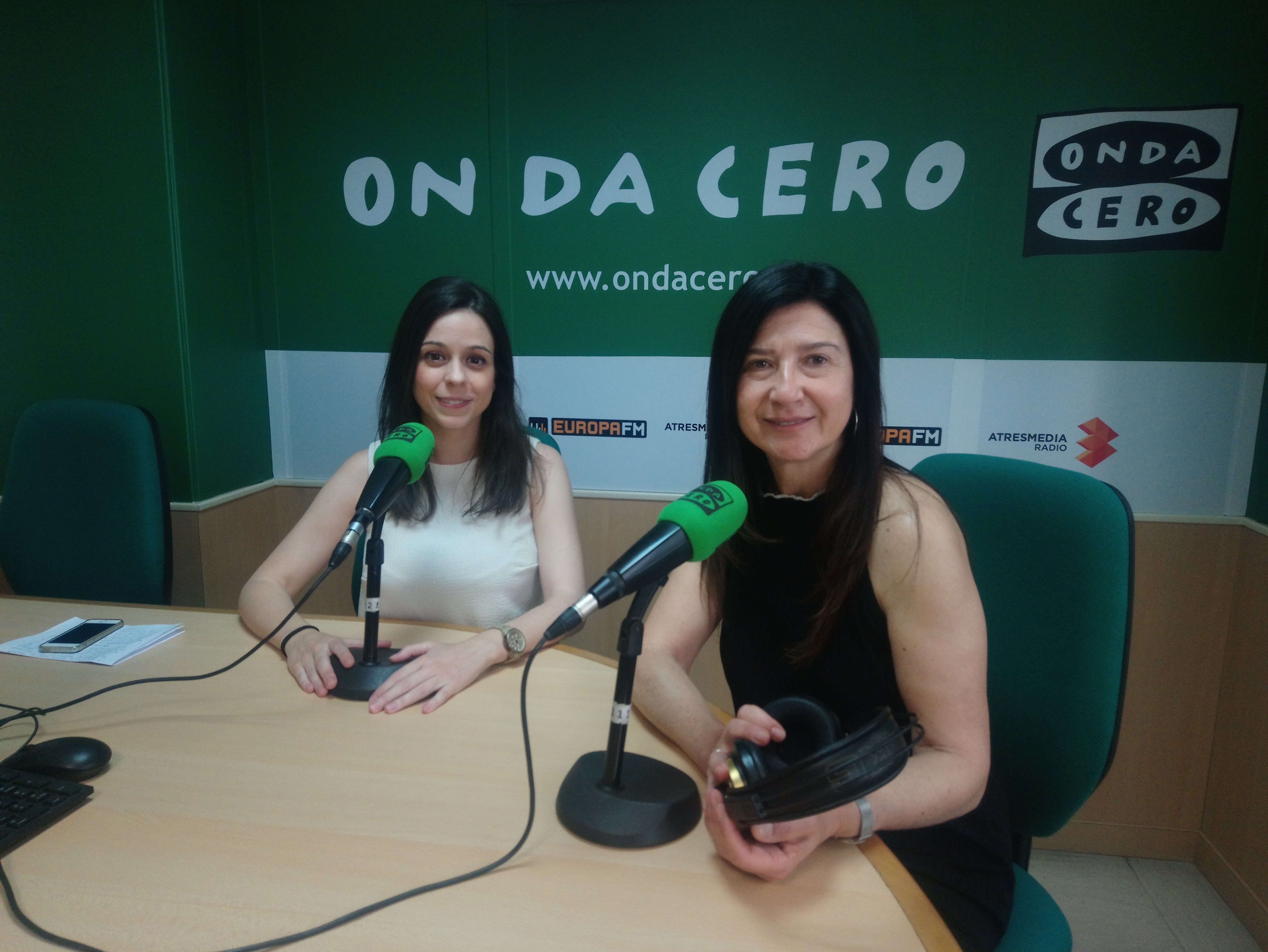 "Practicamos la odontología sin prisas, escuchando al paciente" "Practicamos la odontología sin prisas, escuchando al paciente"