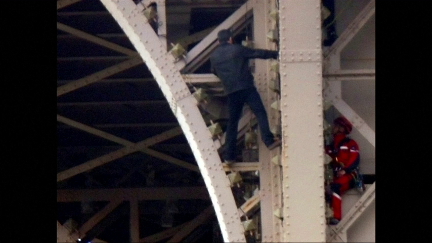 Detenido el escalador que trepó a la cumbre de la Torre Eiffel Detenido el escalador que trepó a la cumbre de la Torre Eiffel