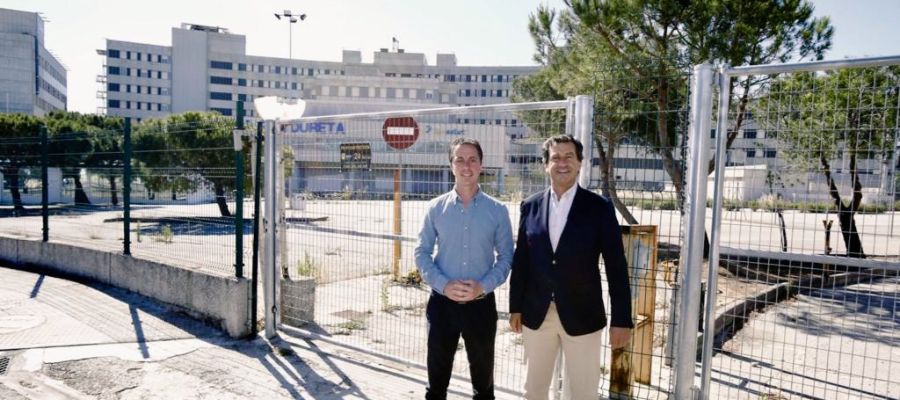 Llorenç Galmés y Biel Company (PP) a las puertas del antiguo hospital de Son Dureta de Palma. Llorenç Galmés y Biel Company (PP) a las puertas del antiguo hospital de Son Dureta de Palma.