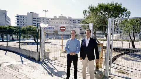 Llorenç Galmés y Biel Company (PP) a las puertas del antiguo hospital de Son Dureta de Palma. Llorenç Galmés y Biel Company (PP) a las puertas del antiguo hospital de Son Dureta de Palma.