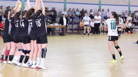 Jenni Gutiérrez fue la encargada de ejecutar el último lanzamiento del partido, con el tiempo ya cumplido. BALONMANO