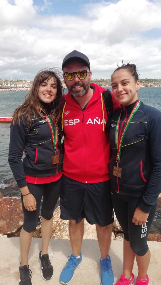 Marina Lázaro y Sara Micó, junto al entrenador del Club Tenis Elche José Manuel Ramos.