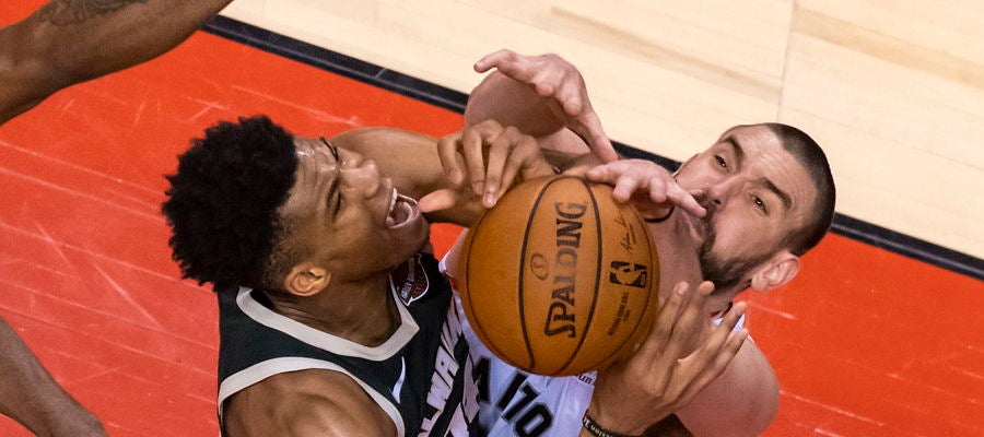 Marc Gasol pelea por un balón ante Giannis Antetokounmpo Marc Gasol pelea por un balón ante Giannis Antetokounmpo