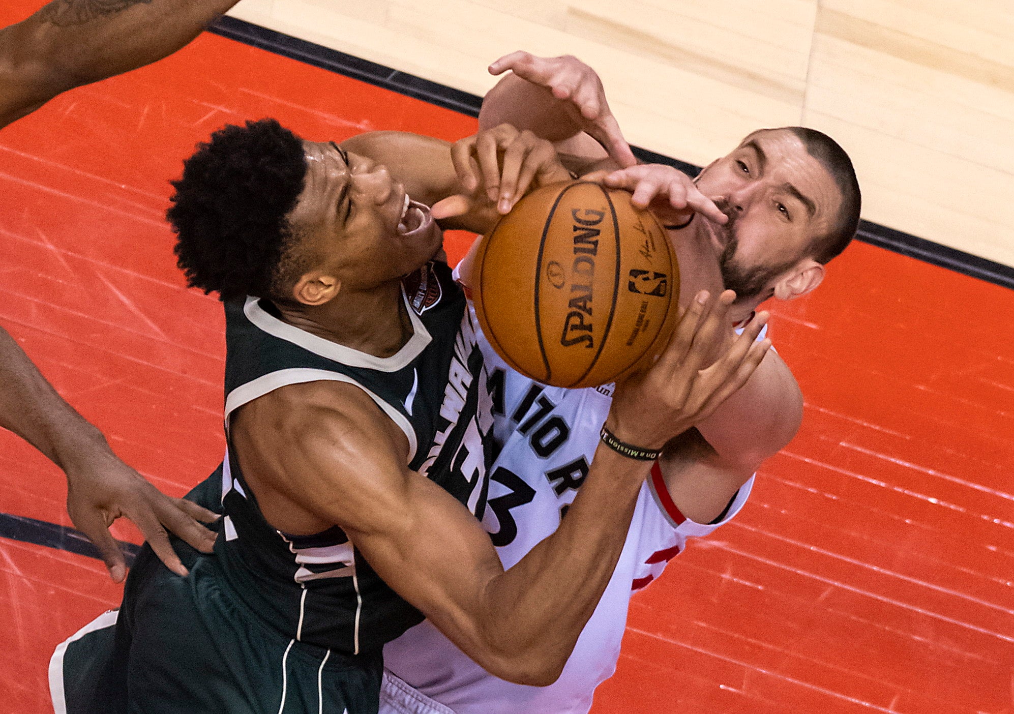 Los Raptors suman su primera victoria ante los Bucks tras dos prórrogas Los Raptors suman su primera victoria ante los Bucks tras dos prórrogas