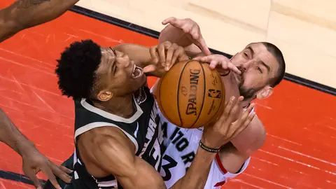 Marc Gasol pelea por un balón ante Giannis Antetokounmpo Marc Gasol pelea por un balón ante Giannis Antetokounmpo