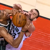 Marc Gasol pelea por un balón ante Giannis Antetokounmpo Marc Gasol pelea por un balón ante Giannis Antetokounmpo