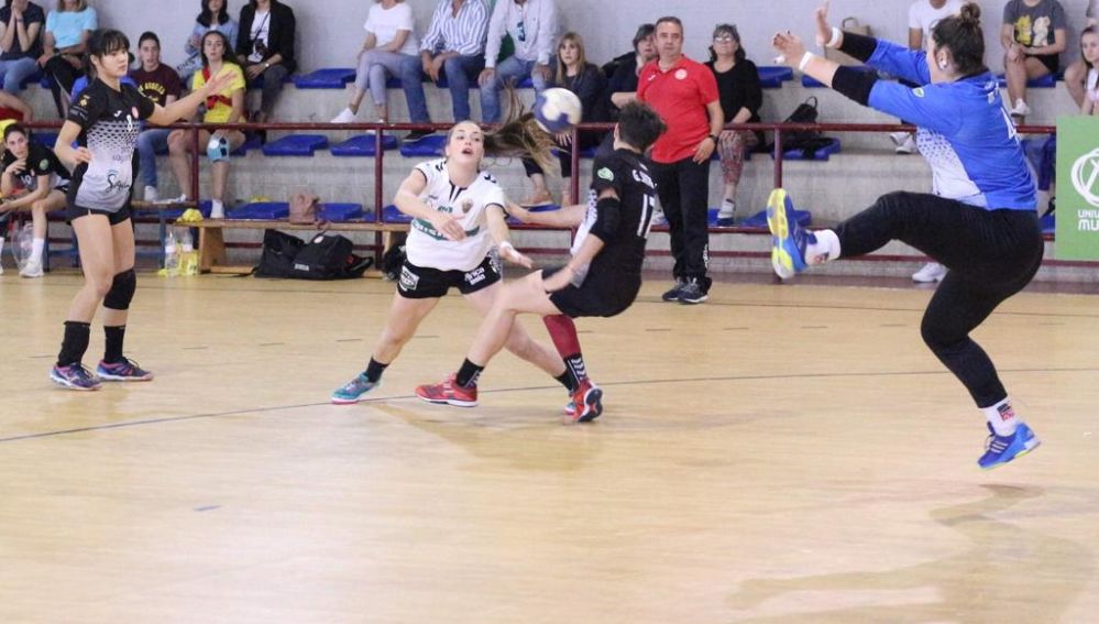 Paula Arcos, en un lanzamiento a portería durante el partido entre el Elche Mustang y el Balonmano Morvedre.
