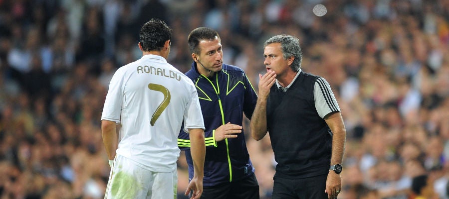 Mourinho habla con Cristiano Ronaldo durante un partido Mourinho habla con Cristiano Ronaldo durante un partido