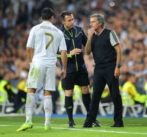 Mourinho habla con Cristiano Ronaldo durante un partido Mourinho habla con Cristiano Ronaldo durante un partido
