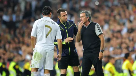 Mourinho habla con Cristiano Ronaldo durante un partido Mourinho habla con Cristiano Ronaldo durante un partido