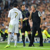 Mourinho habla con Cristiano Ronaldo durante un partido