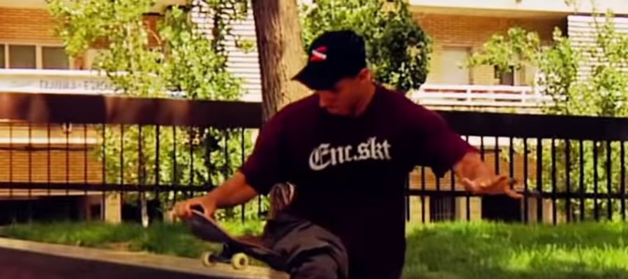 El skater Italo Romano realiza un truco sobre su monopatín El skater Italo Romano realiza un truco sobre su monopatín