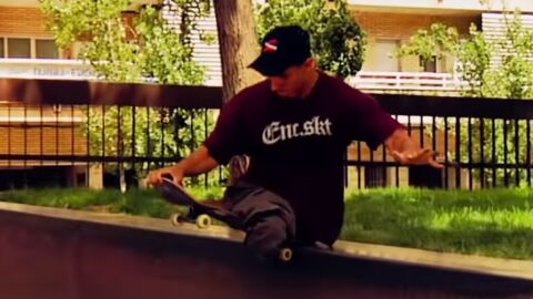 El skater Italo Romano realiza un truco sobre su monopat&iacute;n