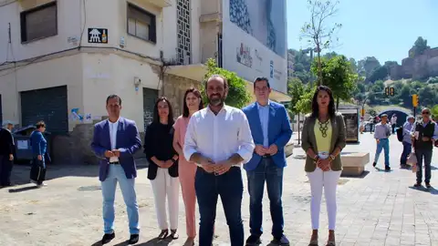 Ciudadanos, frente al Astoria Su candidato a la alcaldía de Málaga, y el resto de su equipo, en el entorno de la plaza de la Merced
