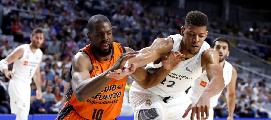 Will Thomas y Tavares pugnan por el balón Will Thomas y Tavares pugnan por el balón