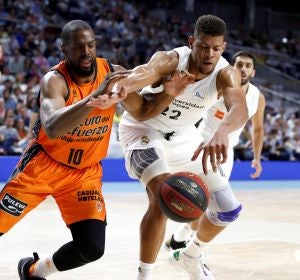 Will Thomas y Tavares pugnan por el balón Will Thomas y Tavares pugnan por el balón