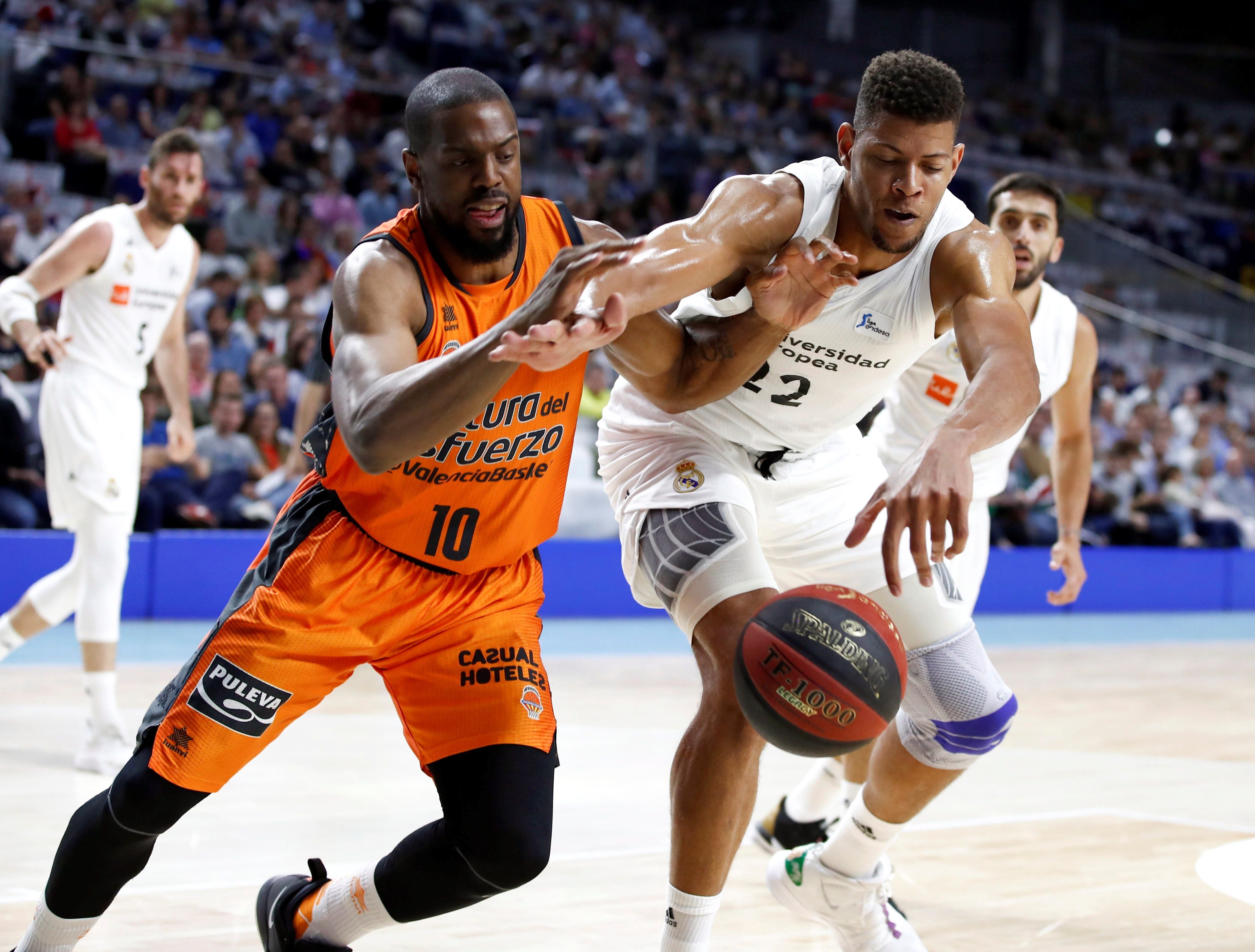 El Real Madrid se lame las heridas de la Final Four y mantiene el liderato tras ganar al Valencia Basket El Real Madrid se lame las heridas de la Final Four y mantiene el liderato tras ganar al Valencia Basket