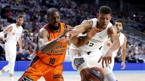 Will Thomas y Tavares pugnan por el bal&oacute;n